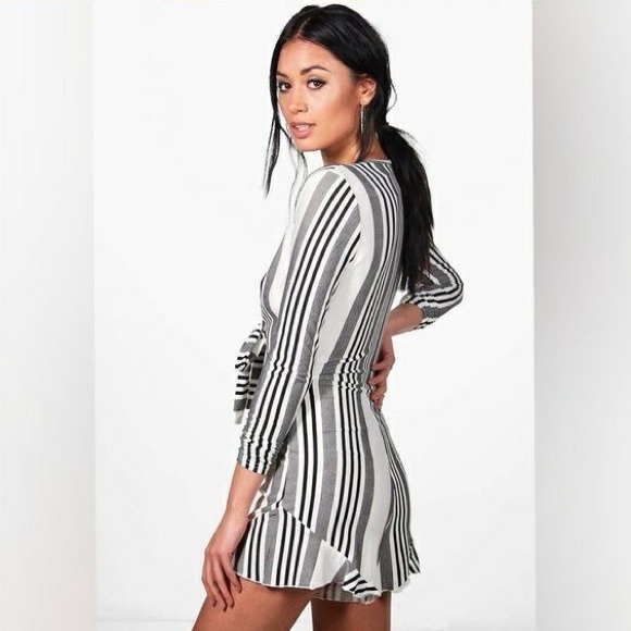 NWT Boohoo striped play suit - Picture 2 of 8